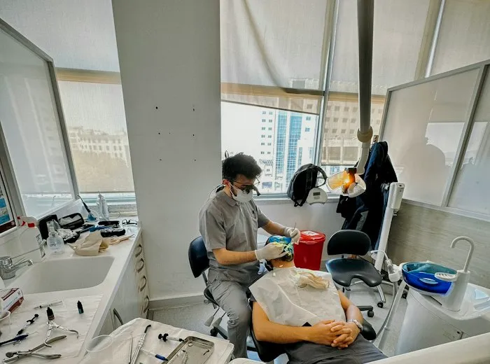 Consultorio dental equipado con tecnología moderna