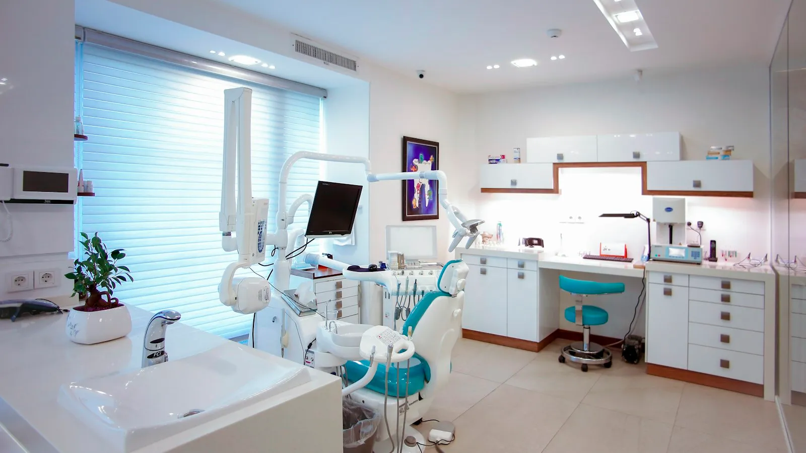 Interior de la clínica dental con equipamiento moderno
