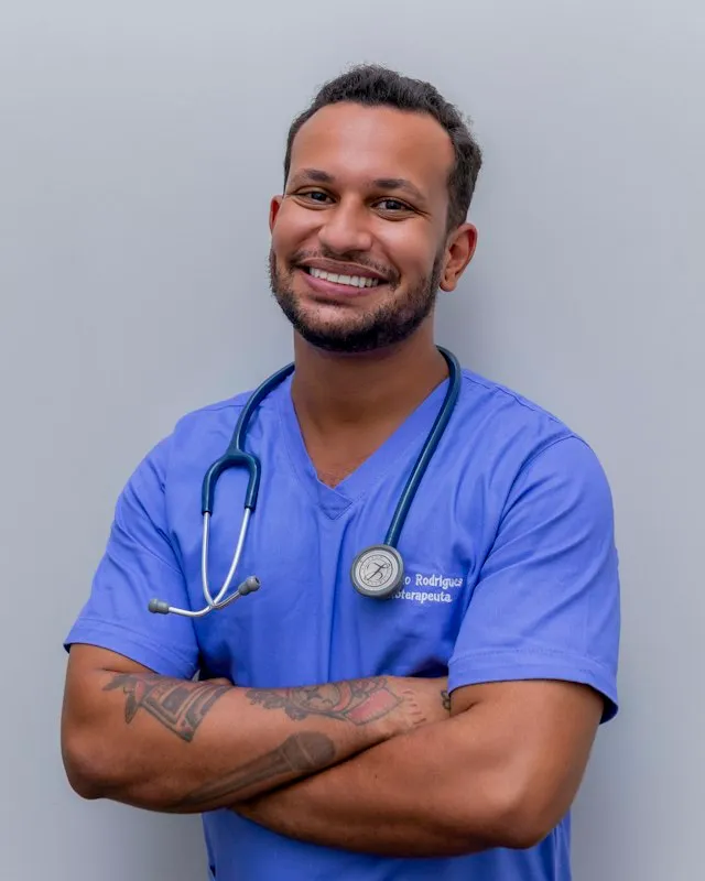 Retrato del Dr. Andrés Salazar, implantólogo de la clínica