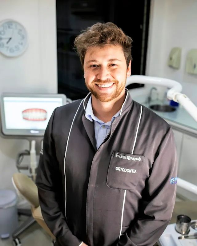 Retrato del Dr. Martín Aguirre, endodoncista de la clínica