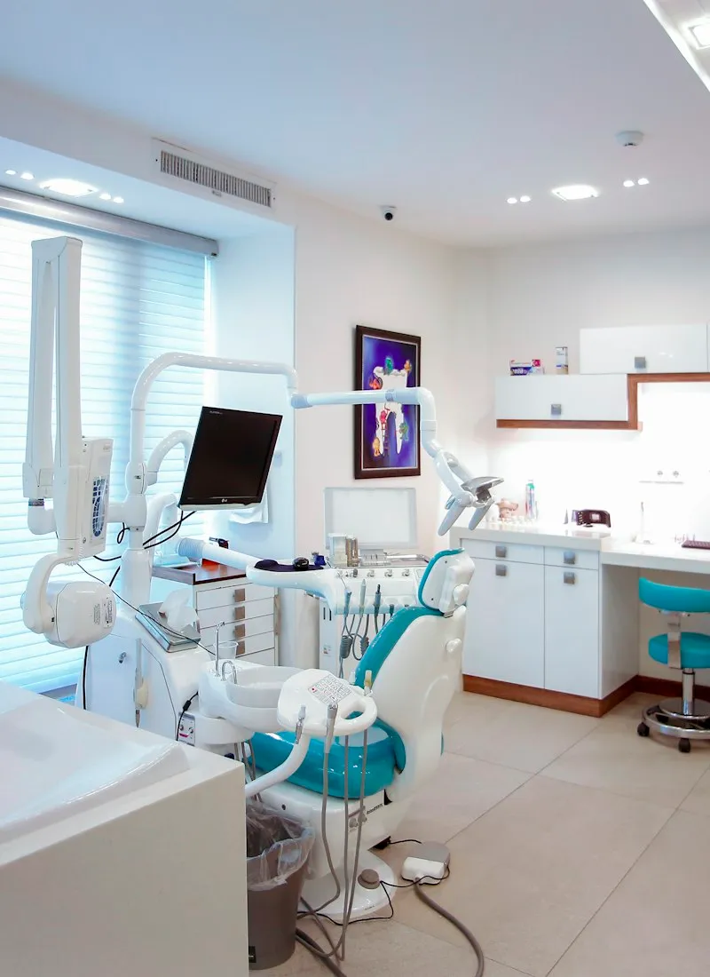 Consultorio dental con varias unidades de atención