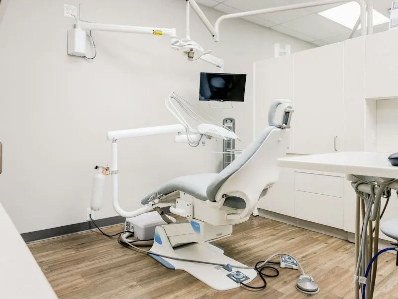 Consultorio dental moderno y luminoso con equipamiento
