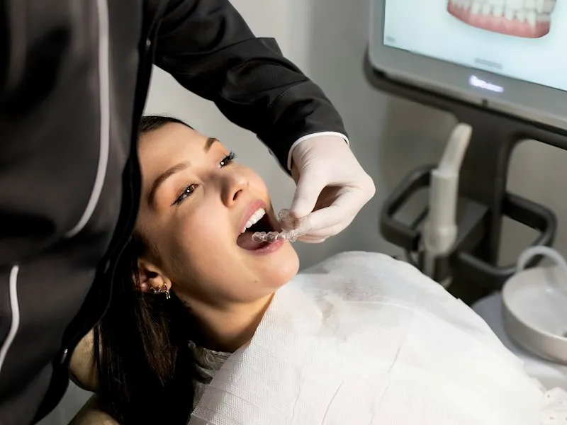 Especialista examinando a una paciente con escáner dental