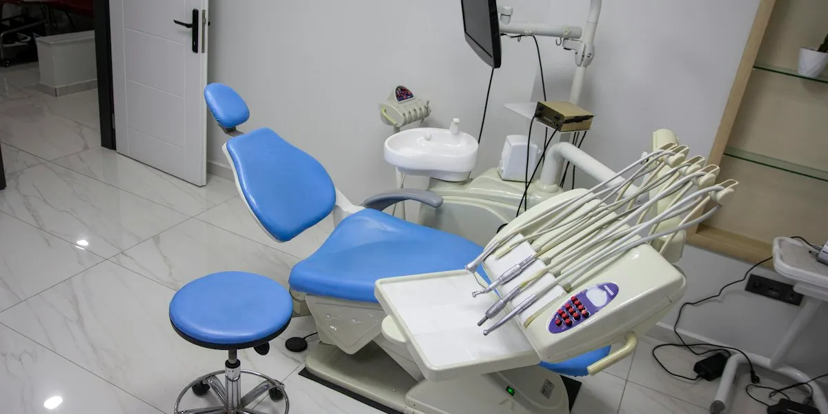 Instrumental de odontología ordenado sobre la mesa de trabajo